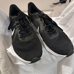 Nike Men's Black and White Athletic Shoes